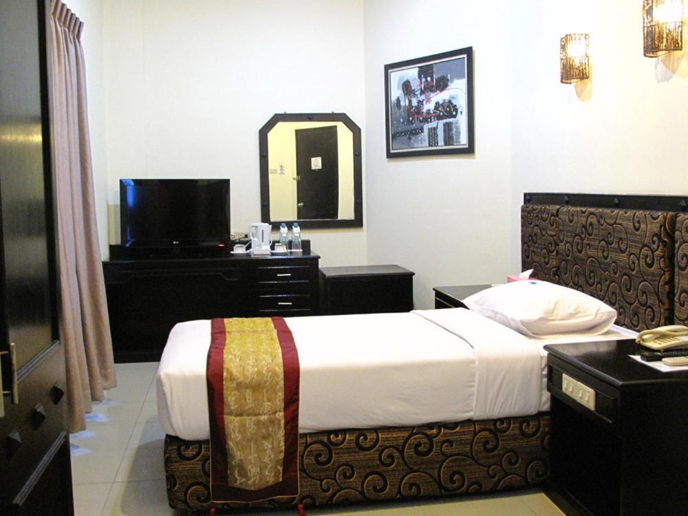 Gaja Hotel Pekanbaru Room photo